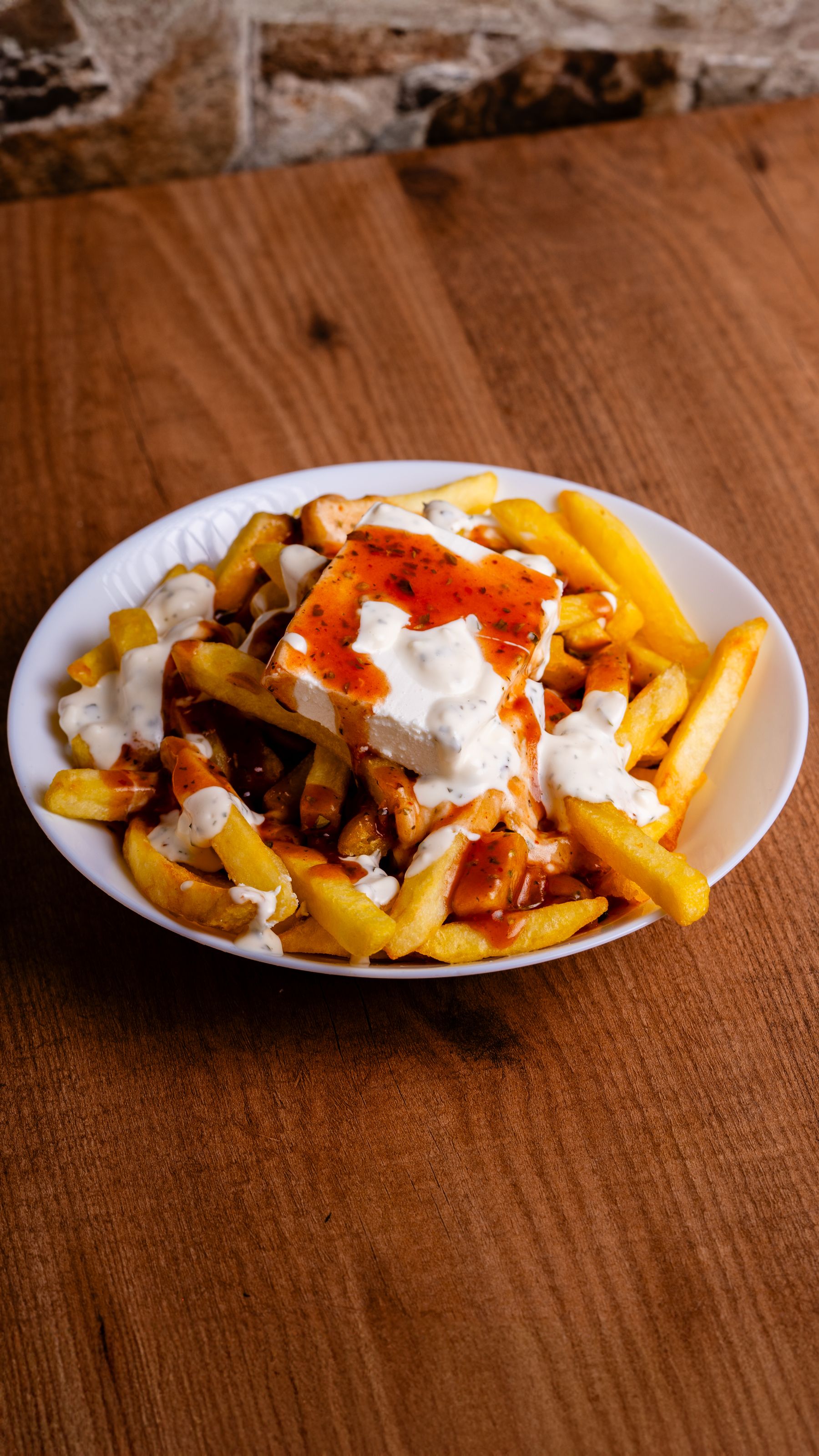 Frisch gegrilltes Gyros mit Tzatziki und Pommes auf dem Teller